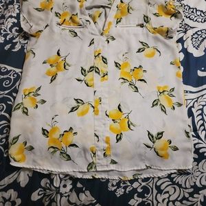 Juniors small top with lemon print